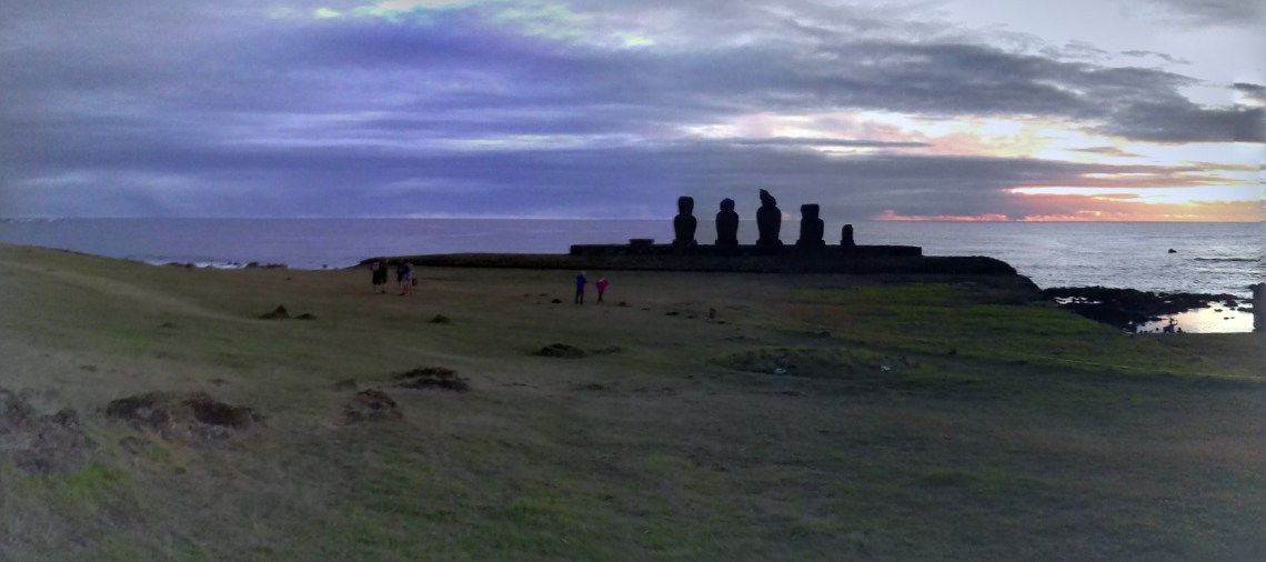 Notre premier contact avec les Moais de l'île de Pâques